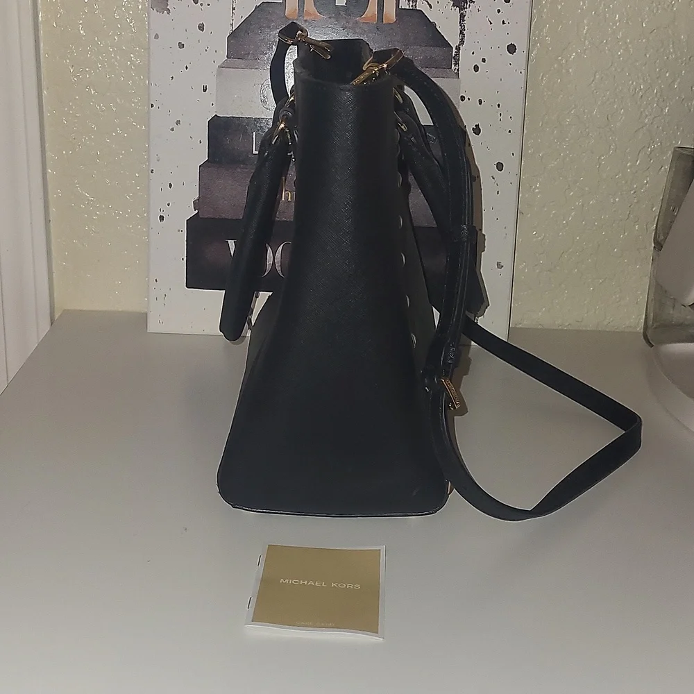 Michael Michael Kors Sandrine black saffiano leather gold stud LG to… - Picture 2 of 12